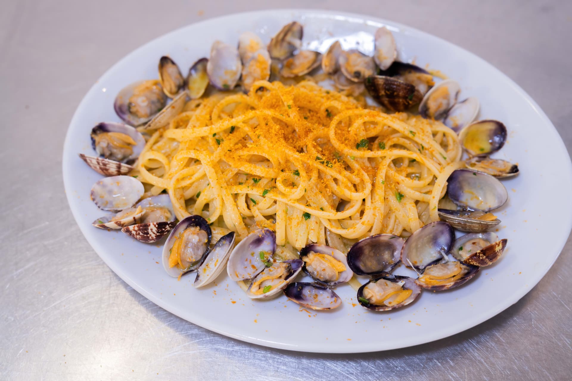 Linguine alle vongole con bottarga